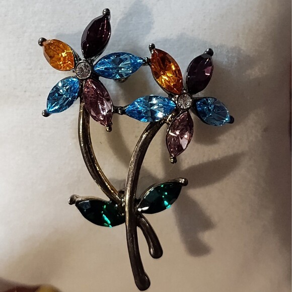 Vintage Monet Signed Floral Brooch Pin Silvertone Vibrant Beautiful Rhinestones - Picture 3 of 9